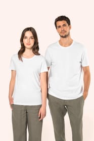 Jeune femme aux cheveux châtains longs et légèrement ondulés et jeune homme aux cheveux châtains courts portent un T-shirt blanc en coton Supima® col rond à manches courtes, 180 g/m². Associé à un pantalon en lin vert kaki clair, l’ensemble met en valeur 
