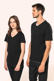 Jeune femme aux cheveux châtains longs et légèrement ondulés et jeune homme aux cheveux châtains courts portent chacun un T-shirt noir à manches courtes en coton Supima® col V, coupe droite, 180 g/m². Leur fibre extra-longue apporte résistance et douceur,
