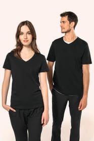 Jeune femme aux cheveux châtains longs et légèrement ondulés et jeune homme aux cheveux châtains courts portent chacun un T-shirt noir à manches courtes en coton Supima® col V, coupe droite, 180 g/m². Leur fibre extra-longue apporte résistance et douceur,