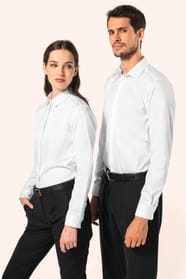 Jeune femme aux cheveux châtains longs attachés en demi-queue et jeune homme aux cheveux châtains courts portent une chemise blanche en twill à manches longues, confectionnée en coton double retors 80x2 de qualité supérieure. Leur coupe ajustée est sublim