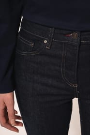 Jean ajusté en denim bleu (99% coton, 1% élasthanne) à la coupe straight, confortable et élégant. Ses finitions se distinguent par une mercerie et des rivets couleur Old Brass, des coutures contrastées bordeaux ainsi qu’une ceinture avec passants et bande
