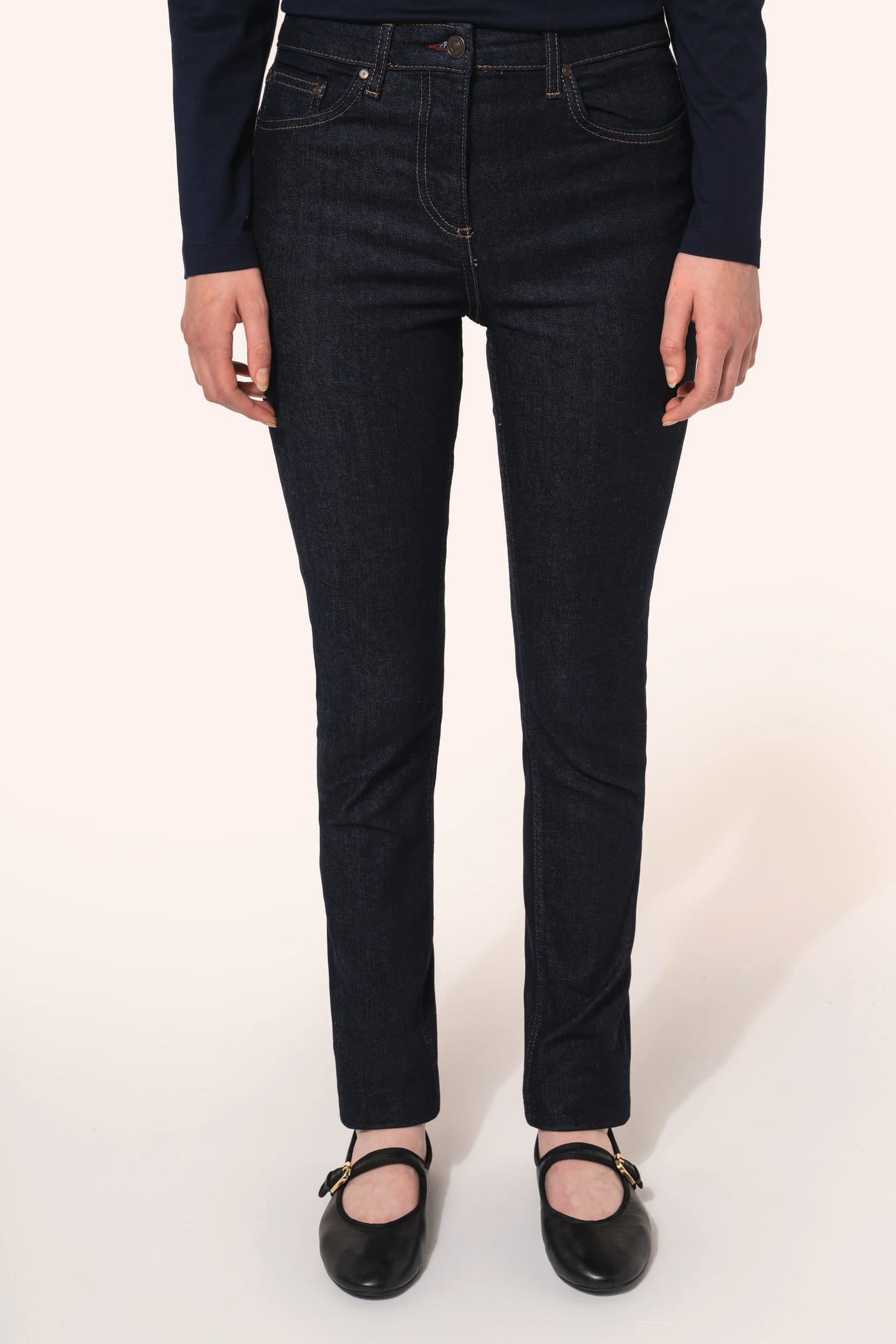 Jean ajusté en denim bleu (99% coton, 1% élasthanne) à la coupe straight, confortable et élégant. Ses finitions se distinguent par une mercerie et des rivets couleur Old Brass, des coutures contrastées bordeaux ainsi qu’une ceinture avec passants et bande