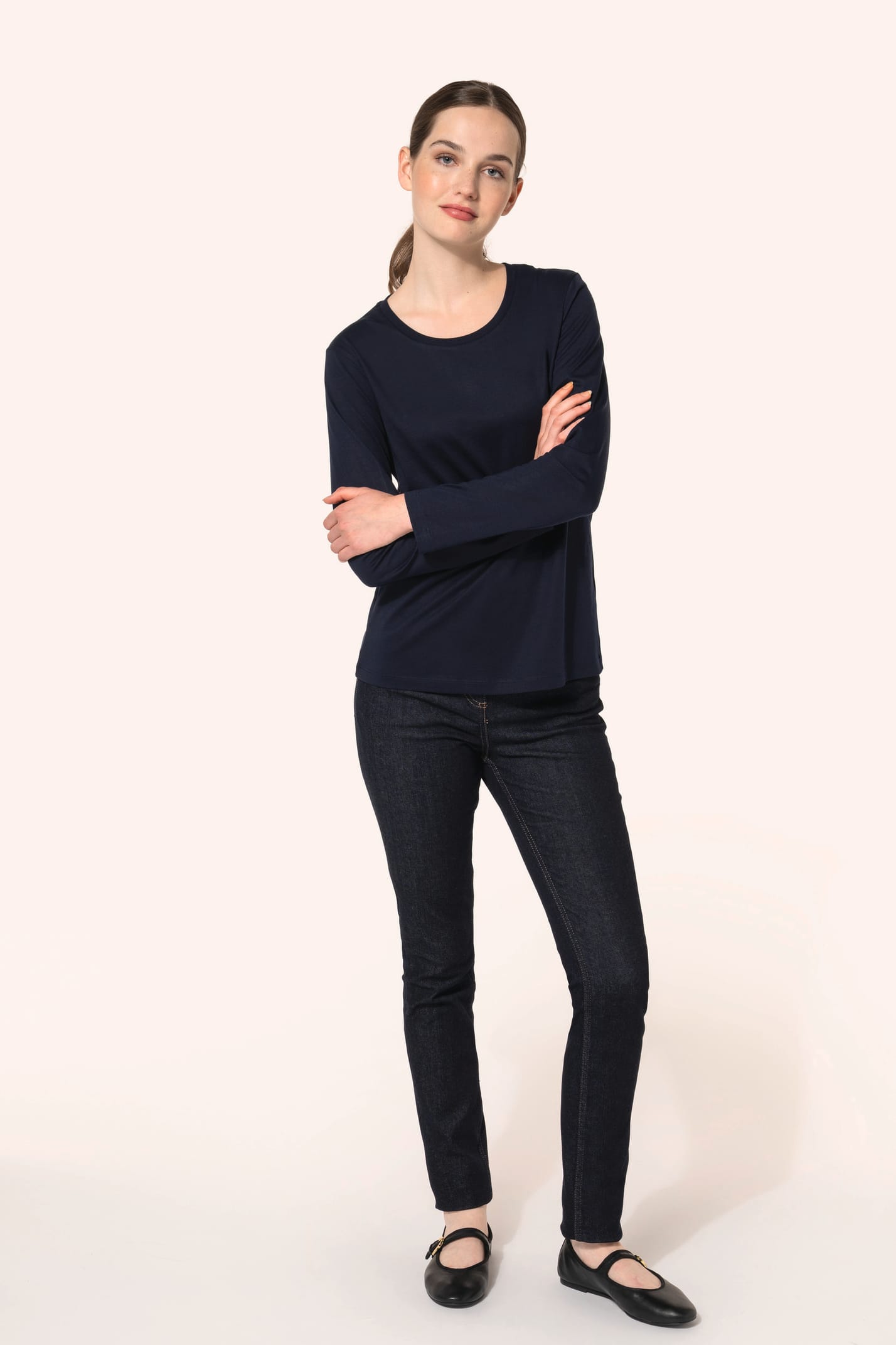 eune femme aux cheveux châtains longs attachés portant un jean ajusté en denim (99% coton, 1% élasthanne) à la coupe straight, agréable et moderne. Ses finitions premium incluent une mercerie et des rivets couleur Old Brass, des coutures contrastées borde