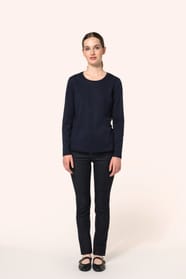 eune femme aux cheveux châtains longs attachés portant un jean ajusté en denim (99% coton, 1% élasthanne) à la coupe straight, agréable et moderne. Ses finitions premium incluent une mercerie et des rivets couleur Old Brass, des coutures contrastées borde