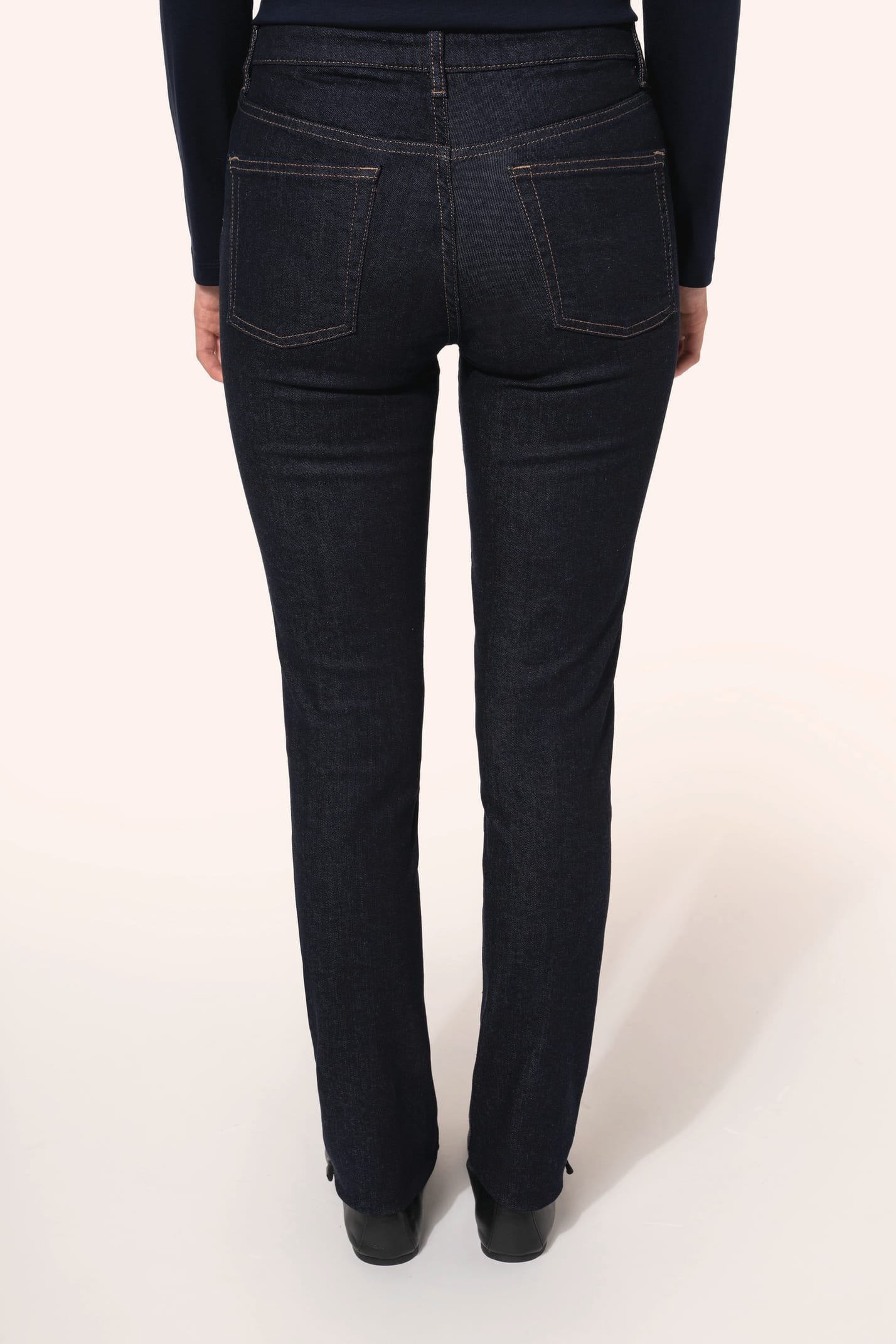 Jean ajusté en denim bleu (99% coton, 1% élasthanne) à la coupe straight, confortable et élégant. Ses finitions se distinguent par une mercerie et des rivets couleur Old Brass, des coutures contrastées bordeaux ainsi qu’une ceinture avec passants et bande