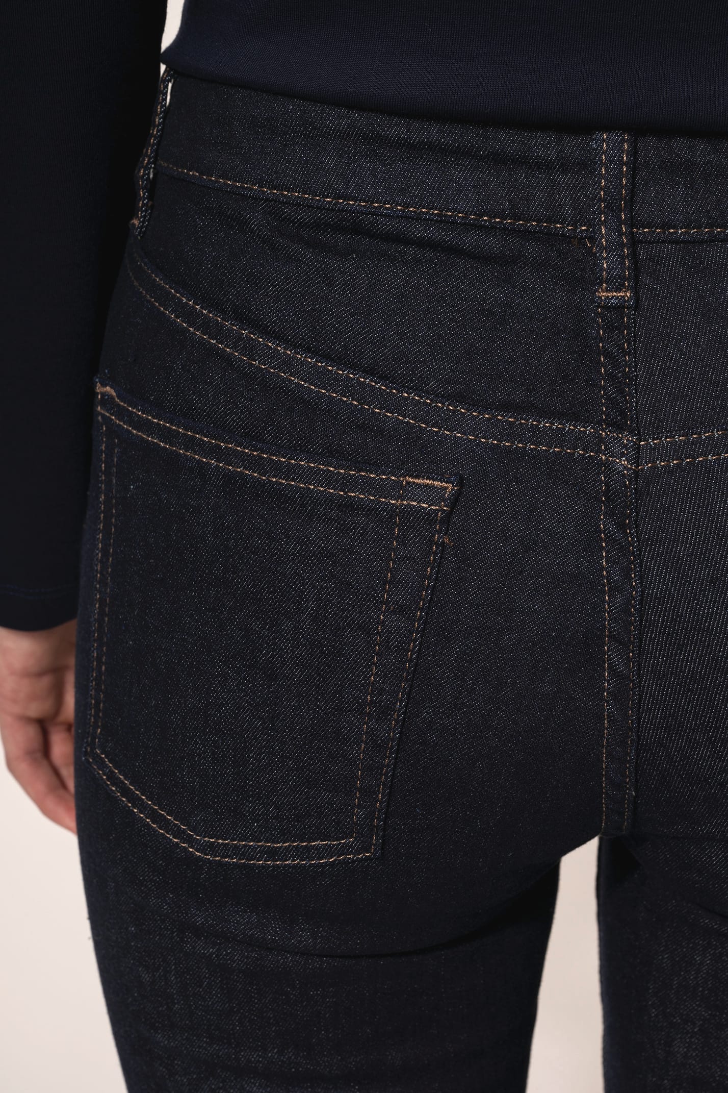 Jean ajusté en denim bleu (99% coton, 1% élasthanne) à la coupe straight, confortable et élégant. Ses finitions se distinguent par une mercerie et des rivets couleur Old Brass, des coutures contrastées bordeaux ainsi qu’une ceinture avec passants et bande