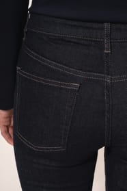 Jean ajusté en denim bleu (99% coton, 1% élasthanne) à la coupe straight, confortable et élégant. Ses finitions se distinguent par une mercerie et des rivets couleur Old Brass, des coutures contrastées bordeaux ainsi qu’une ceinture avec passants et bande