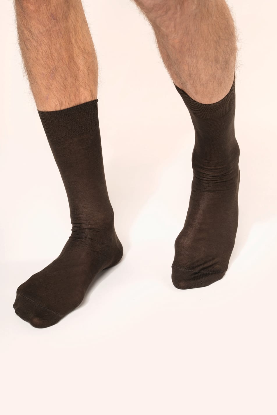 Homme qui porte une paire de chaussettes jersey coton fil d'Écosse coloris chocolat.