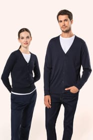 Jeune homme aux cheveux châtains courts et à la barbe naissante et jeune femme aux cheveux châtains longs attachés portent chacun un cardigan bleu profond en coton Supima®. Les fibres extra-longues de ce coton d’exception offrent souplesse, douceur et dur