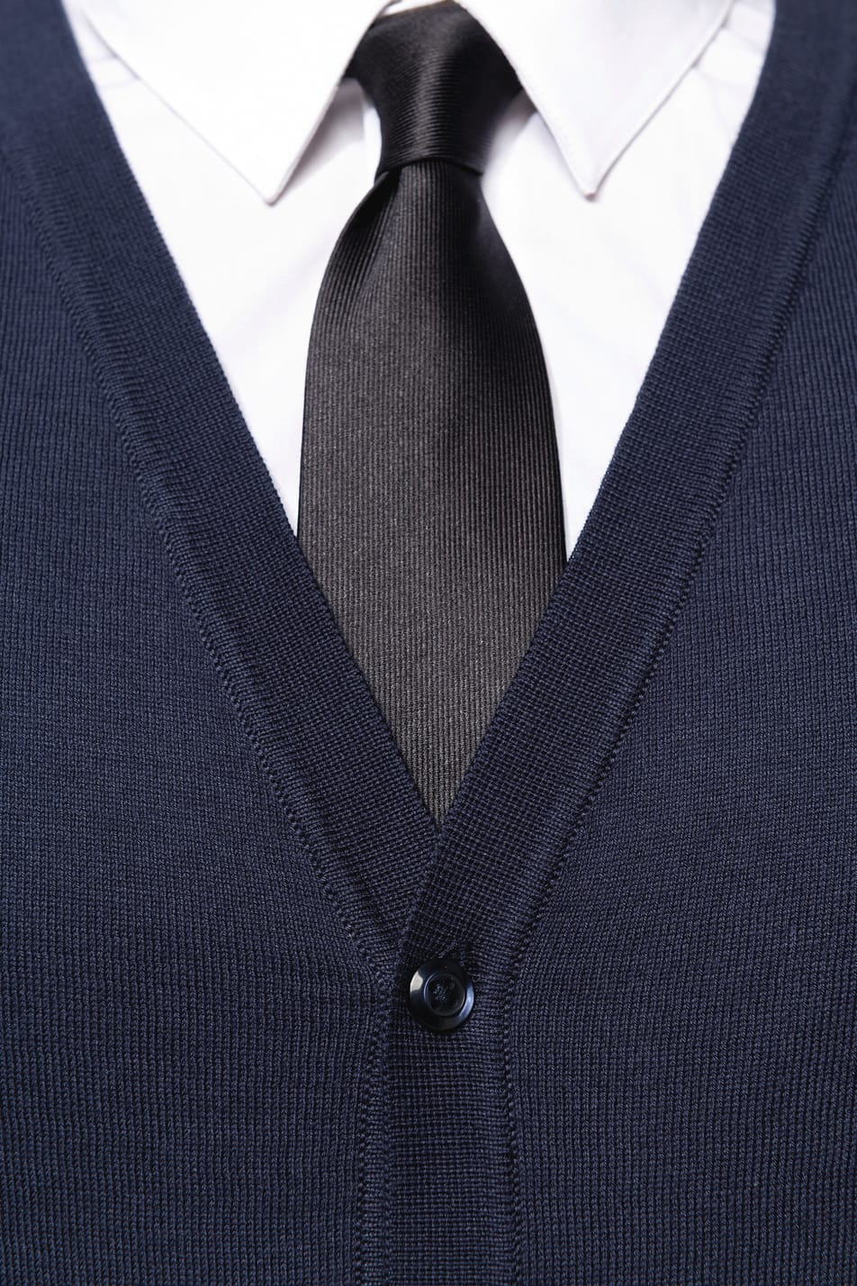 Détail col du gilet bleu homme.