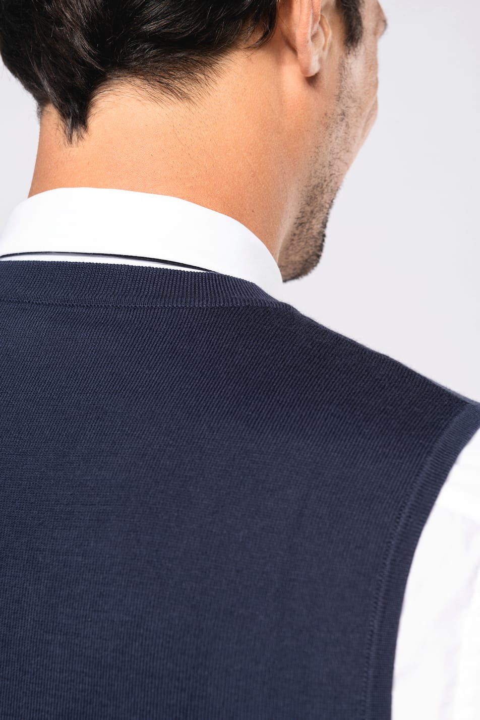 Détail épaule du gilet bleu homme.