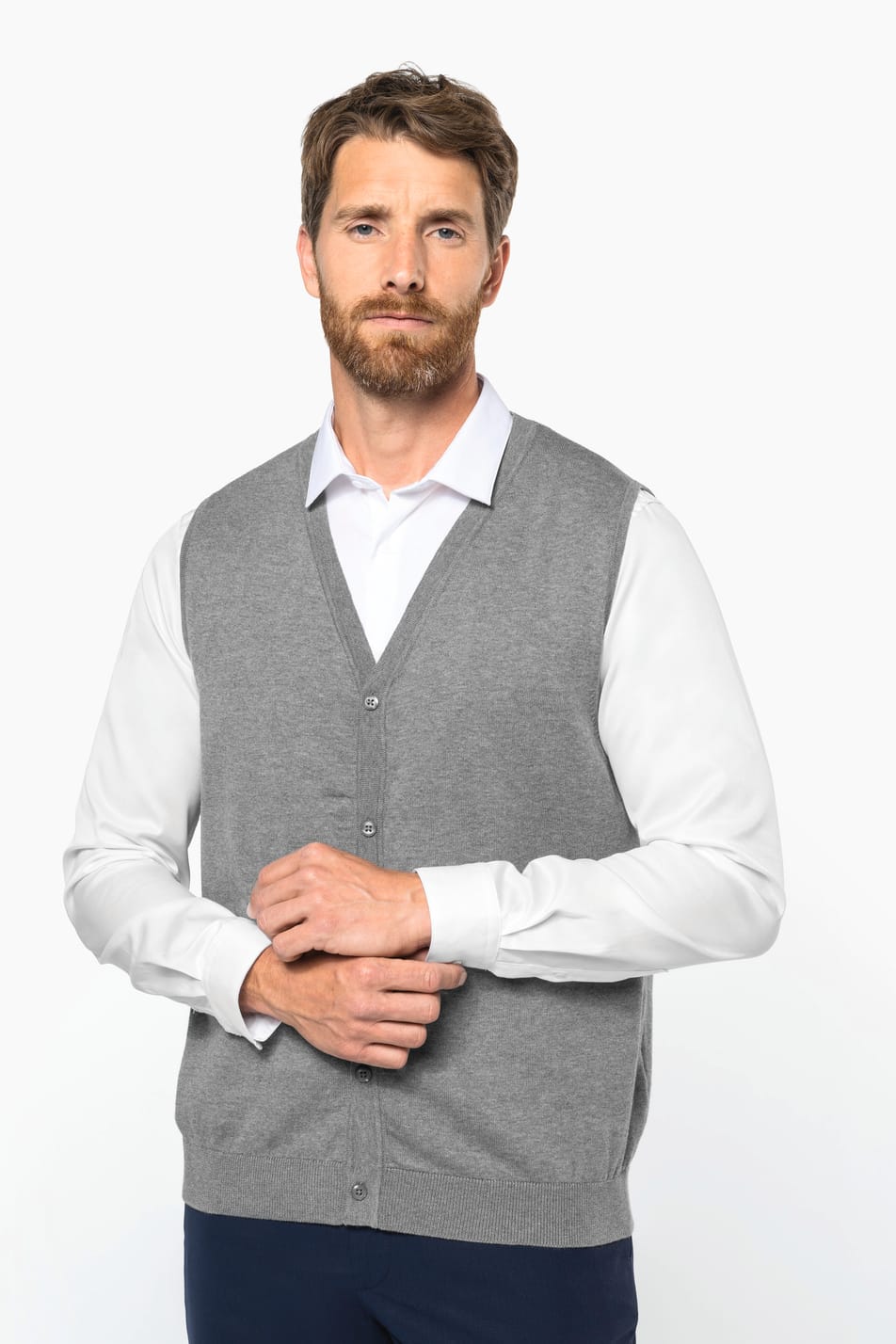 Homme châtain doré portant un gilet élégant en coton Supima® gris clair.