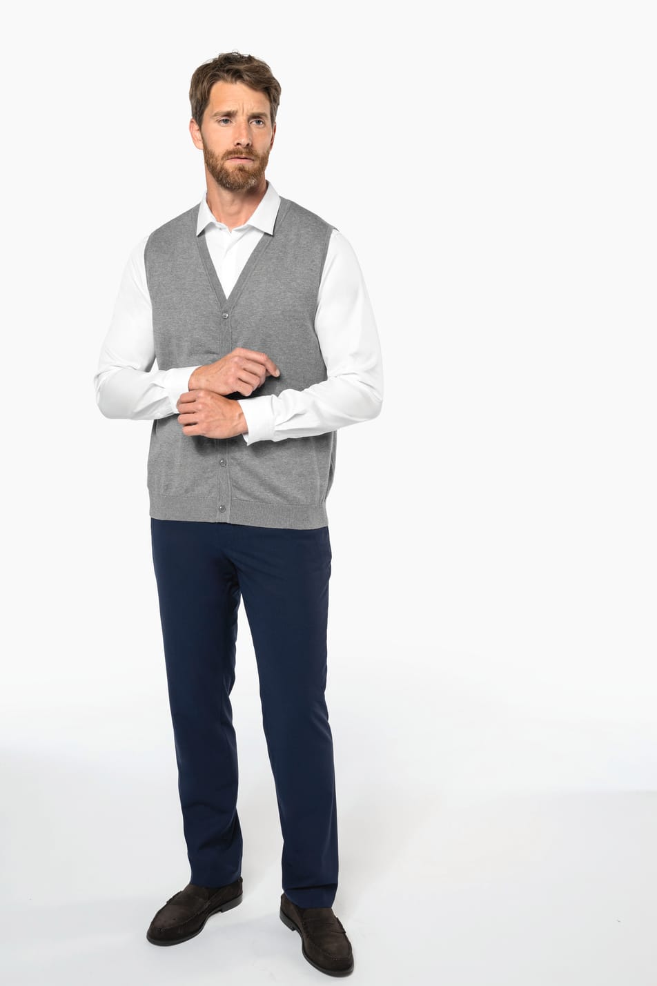 Homme châtain doré portant un gilet élégant en coton Supima® gris clair.