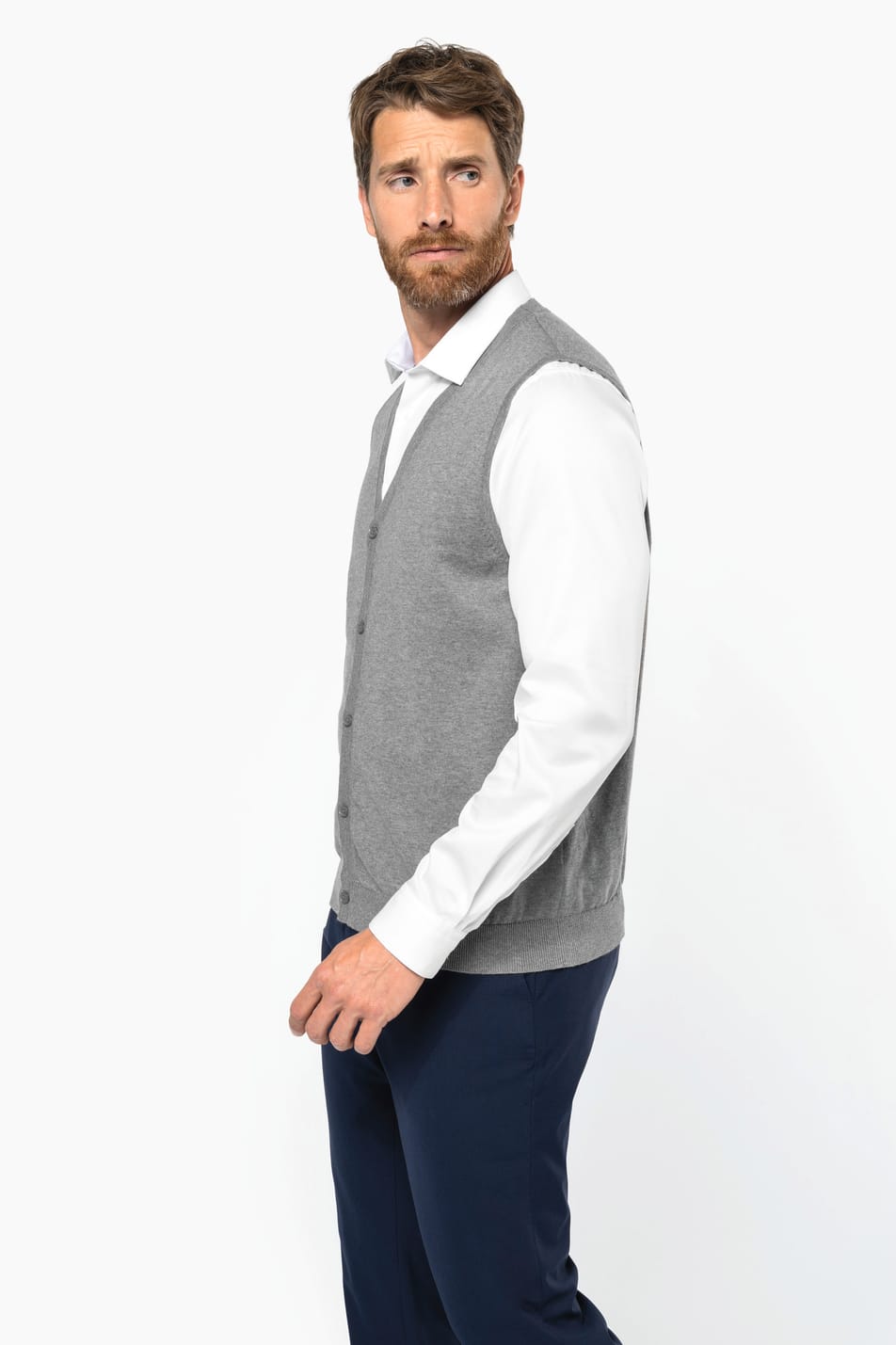 Homme châtain doré portant un gilet élégant en coton Supima® gris clair.