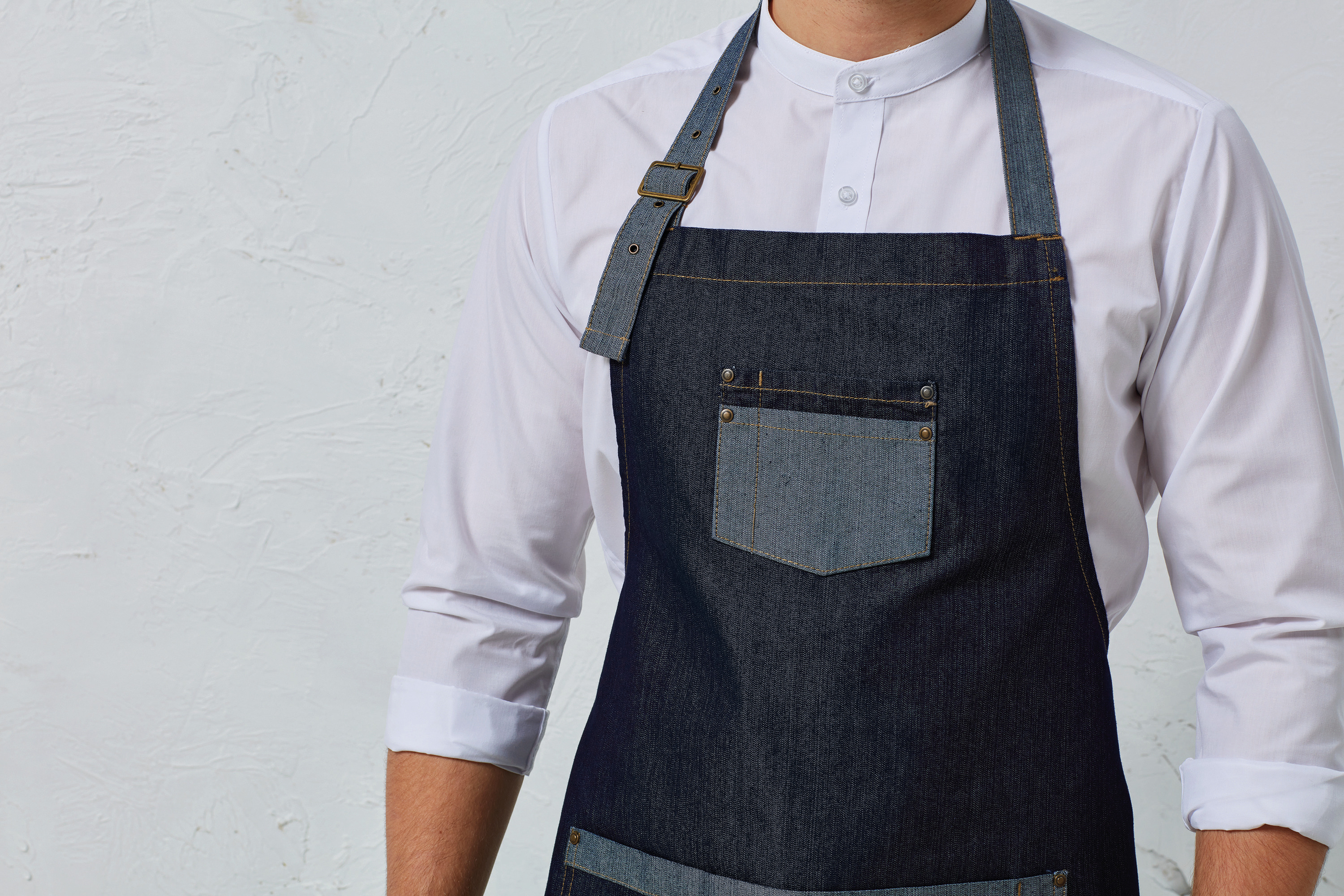 Domain - Contrast denim halterschort