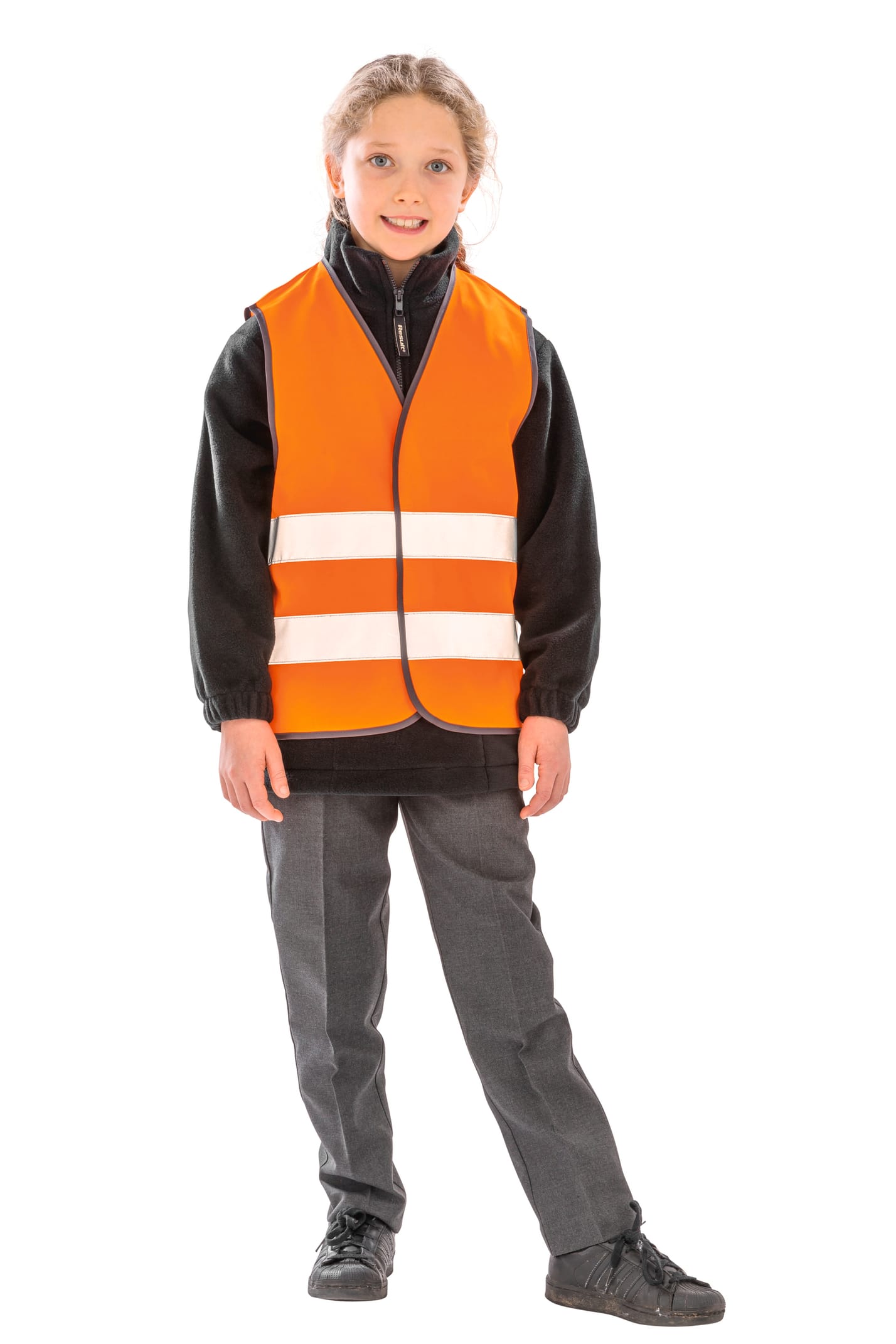 gilet de sécurité haute visibilité orange fluo avec bandes réfléchissantes porté par un enfant fille