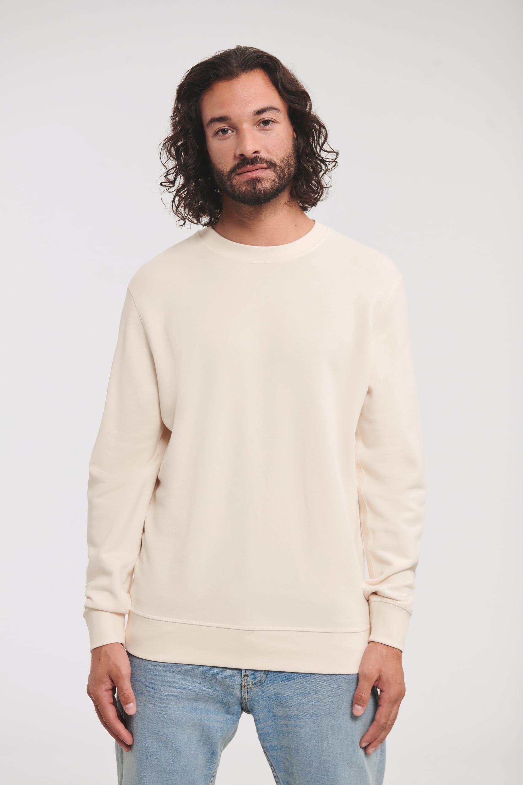 sweat-shirt beige col rond coupe droite porté par un homme