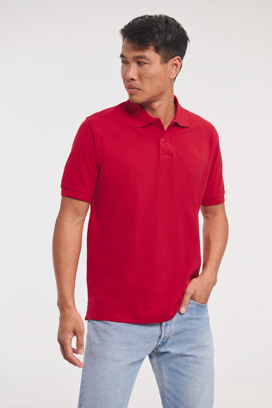 polo rouge manches courtes coupe droite porté par un homme