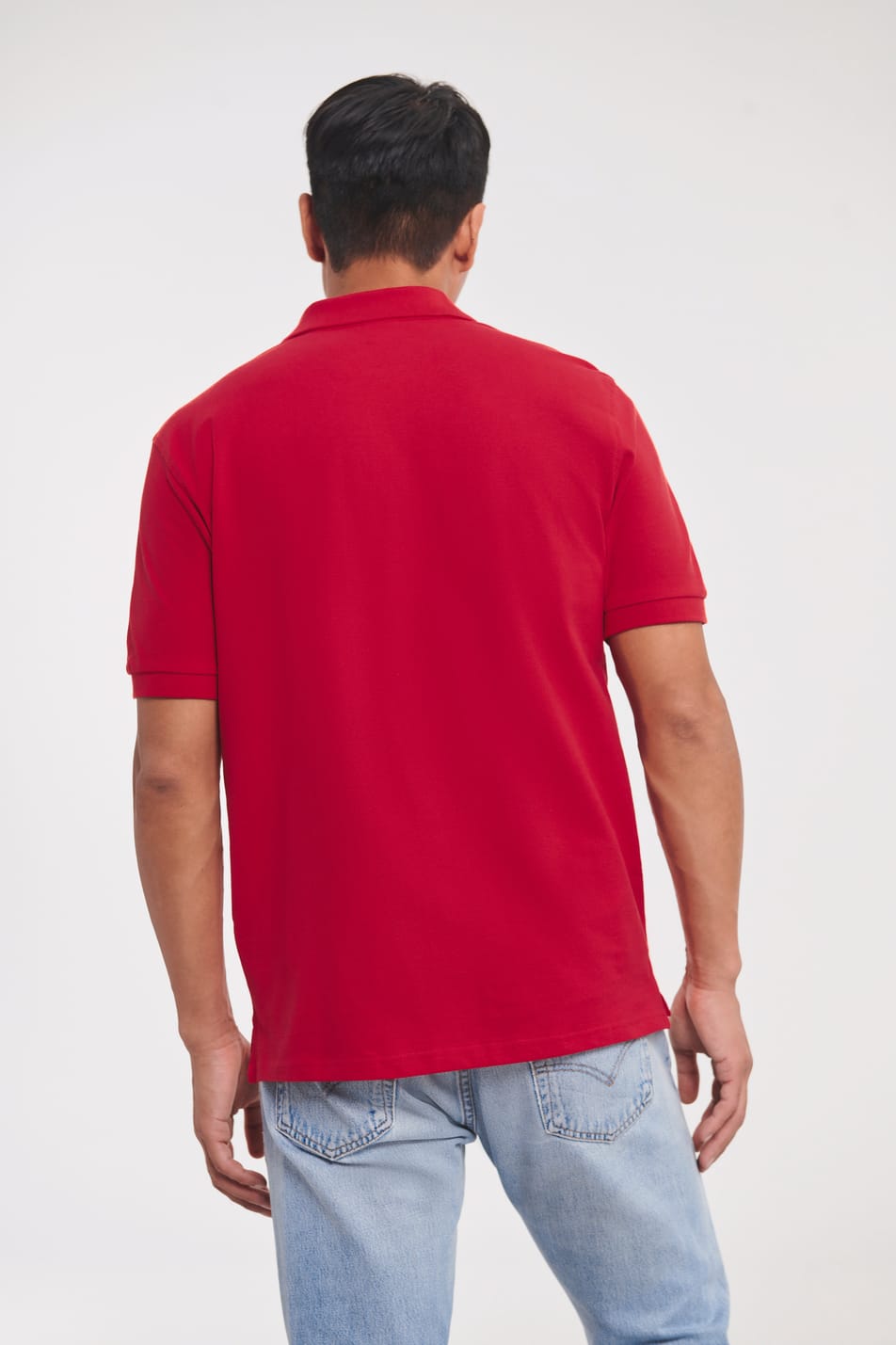 polo rouge manches courtes coupe droite porté par un homme vu de dos
