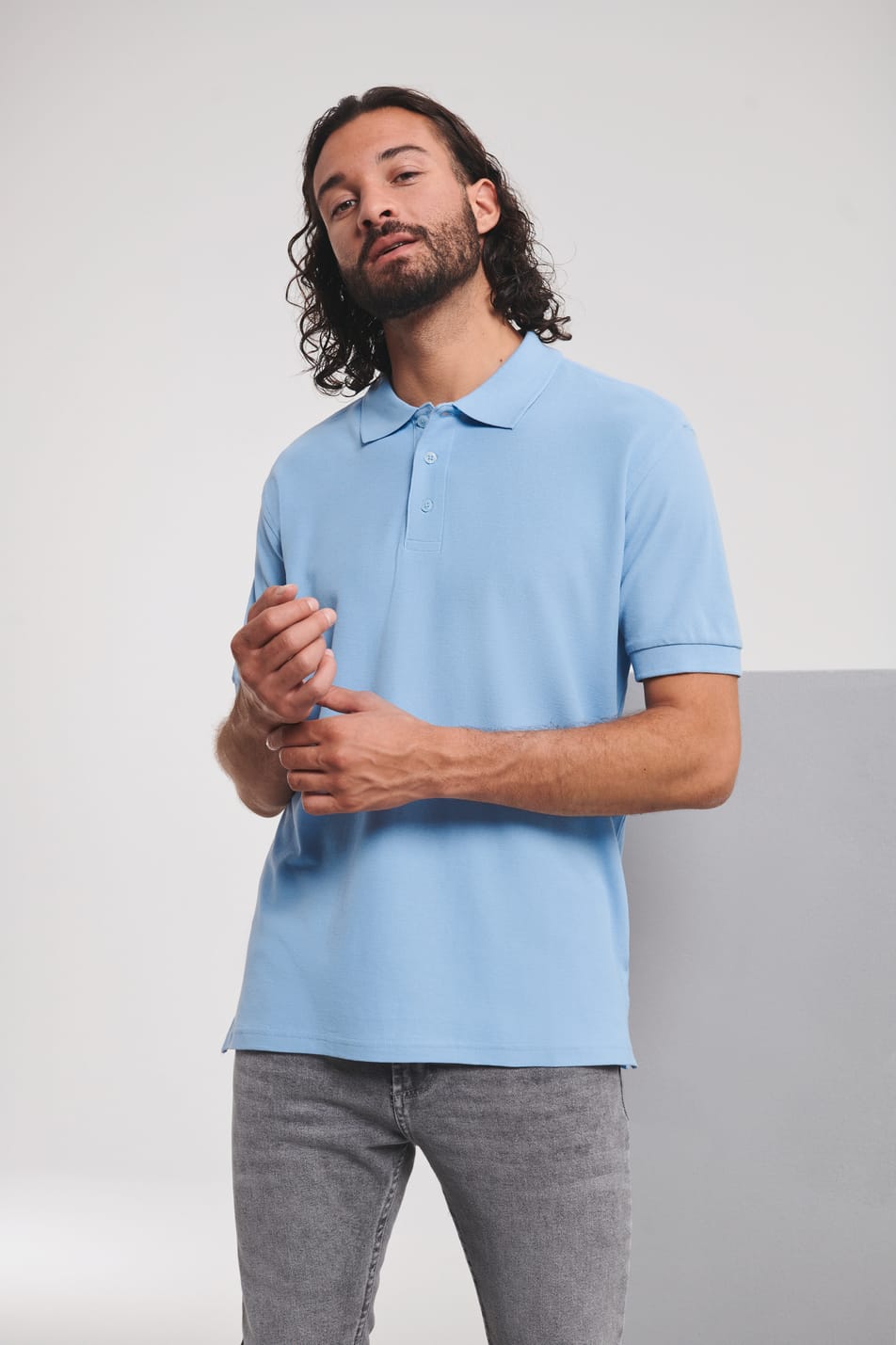 polo bleu ciel manches courtes avec col à 3 boutons porté par un homme