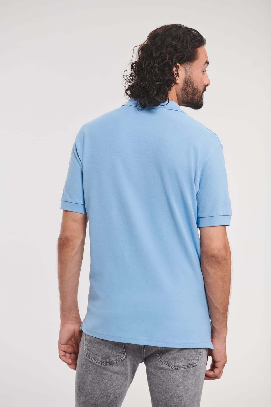 polo bleu ciel manches courtes avec col à 3 boutons porté par un homme vu de dos