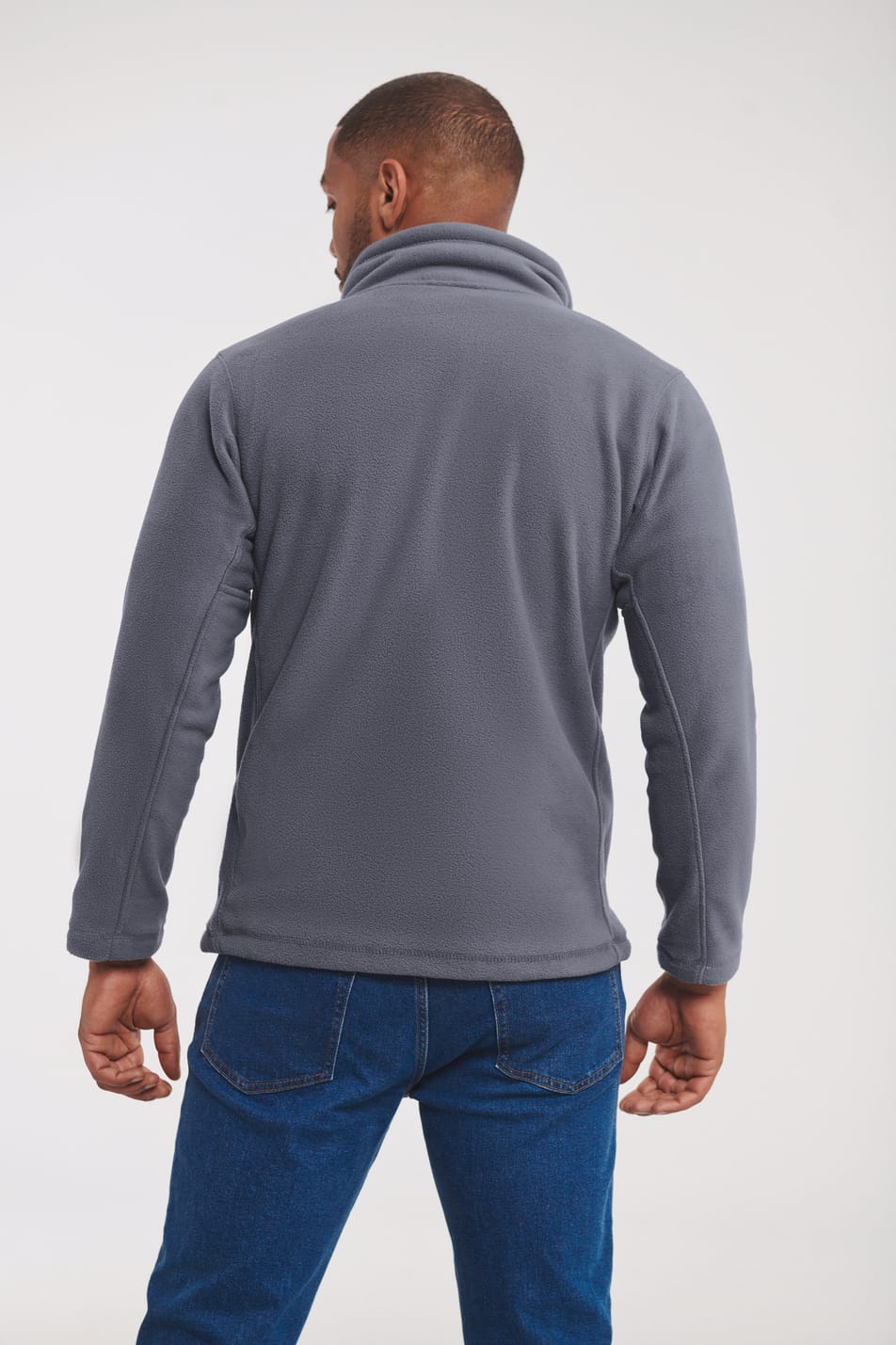 veste polaire gris foncé portée par un homme vu de dos