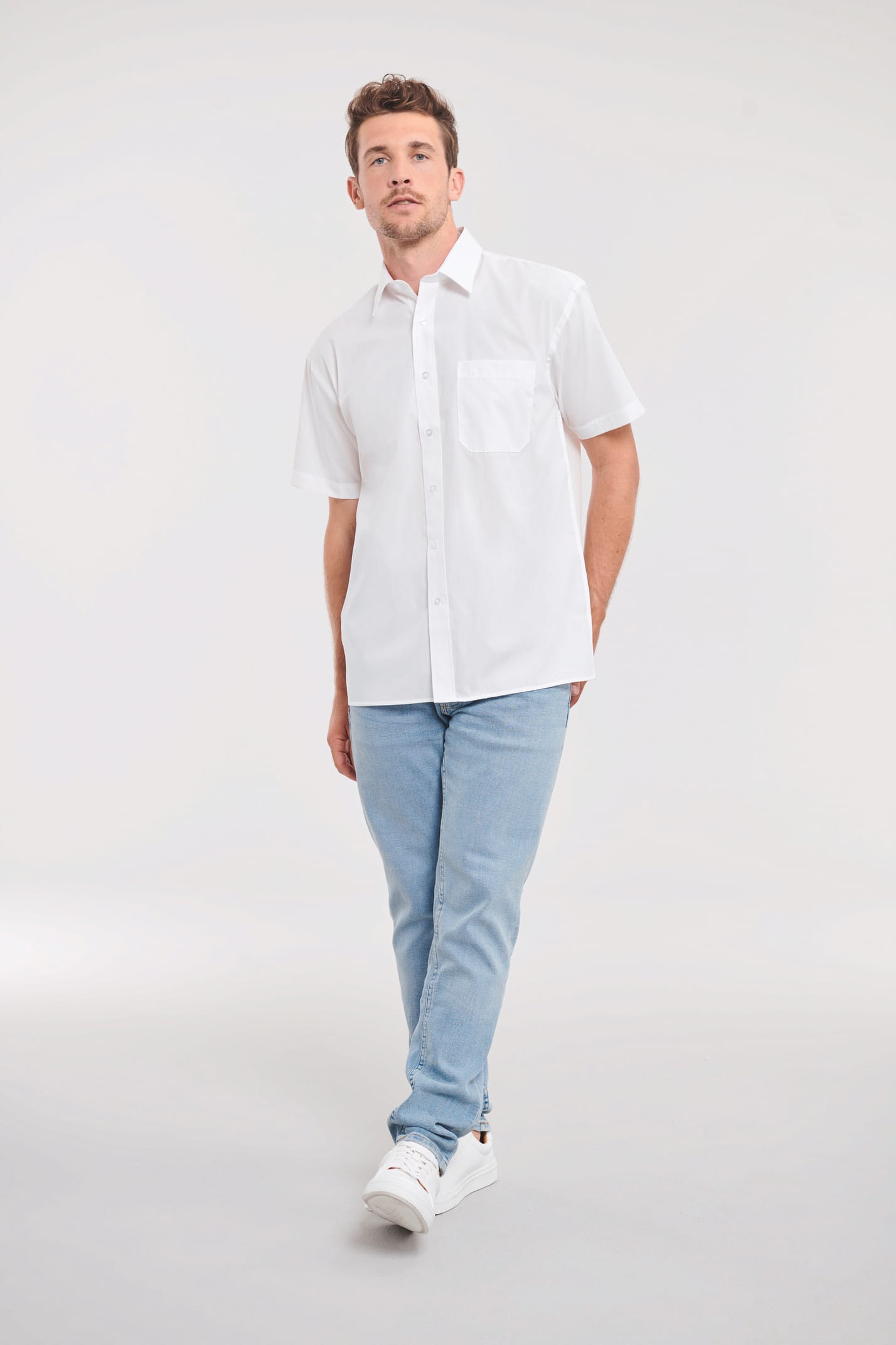 chemise blanche manches courtes avec pointes de col à baleine renforcées et poche de poitrine côté gauche portée par un homme