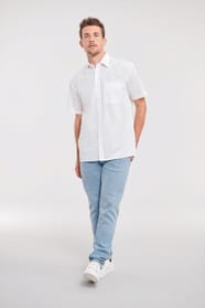 chemise blanche manches courtes avec pointes de col à baleine renforcées et poche de poitrine côté gauche portée par un homme