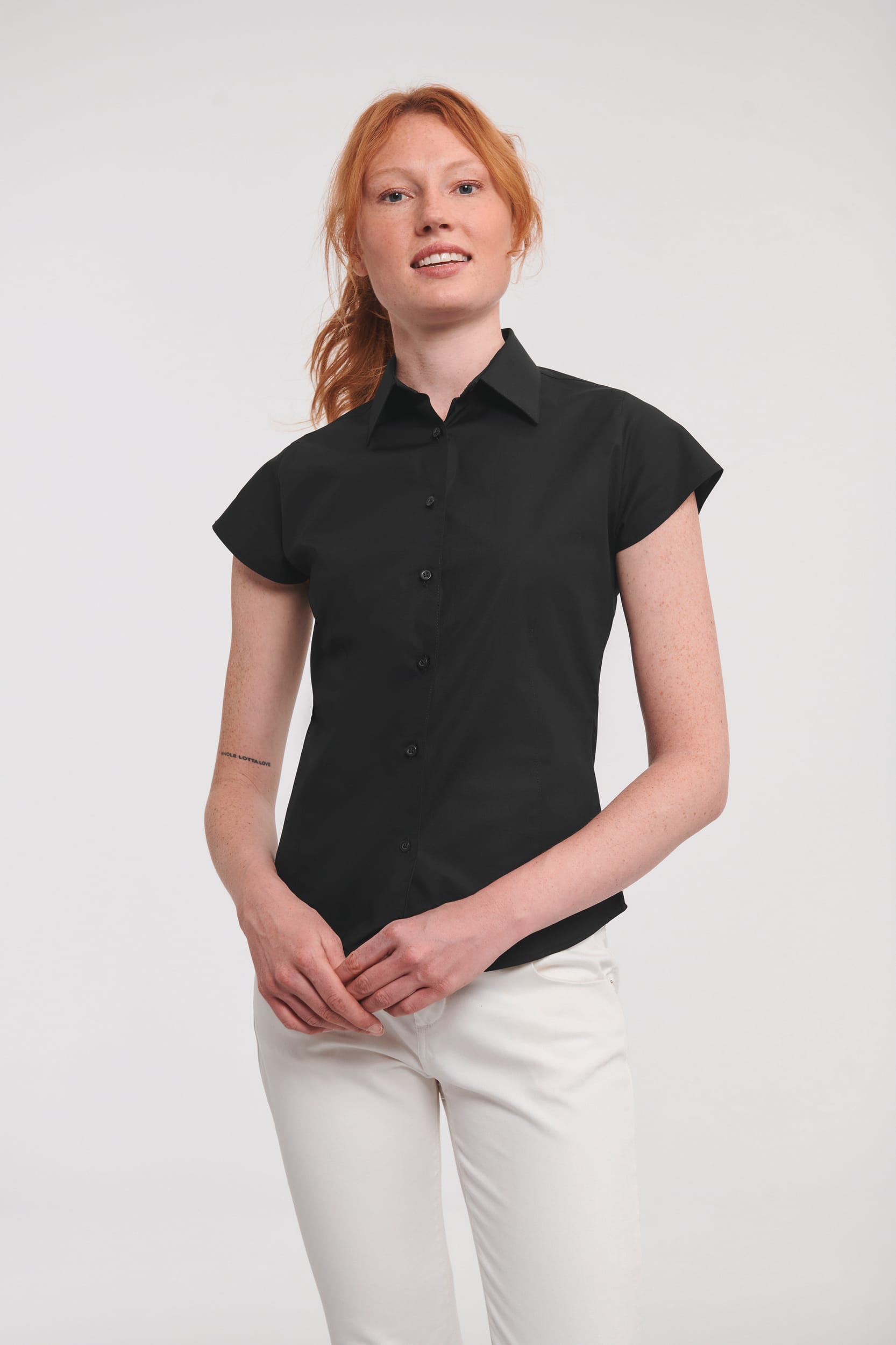 chemise noire manches courtes avec pinces et col classique portée par une femme