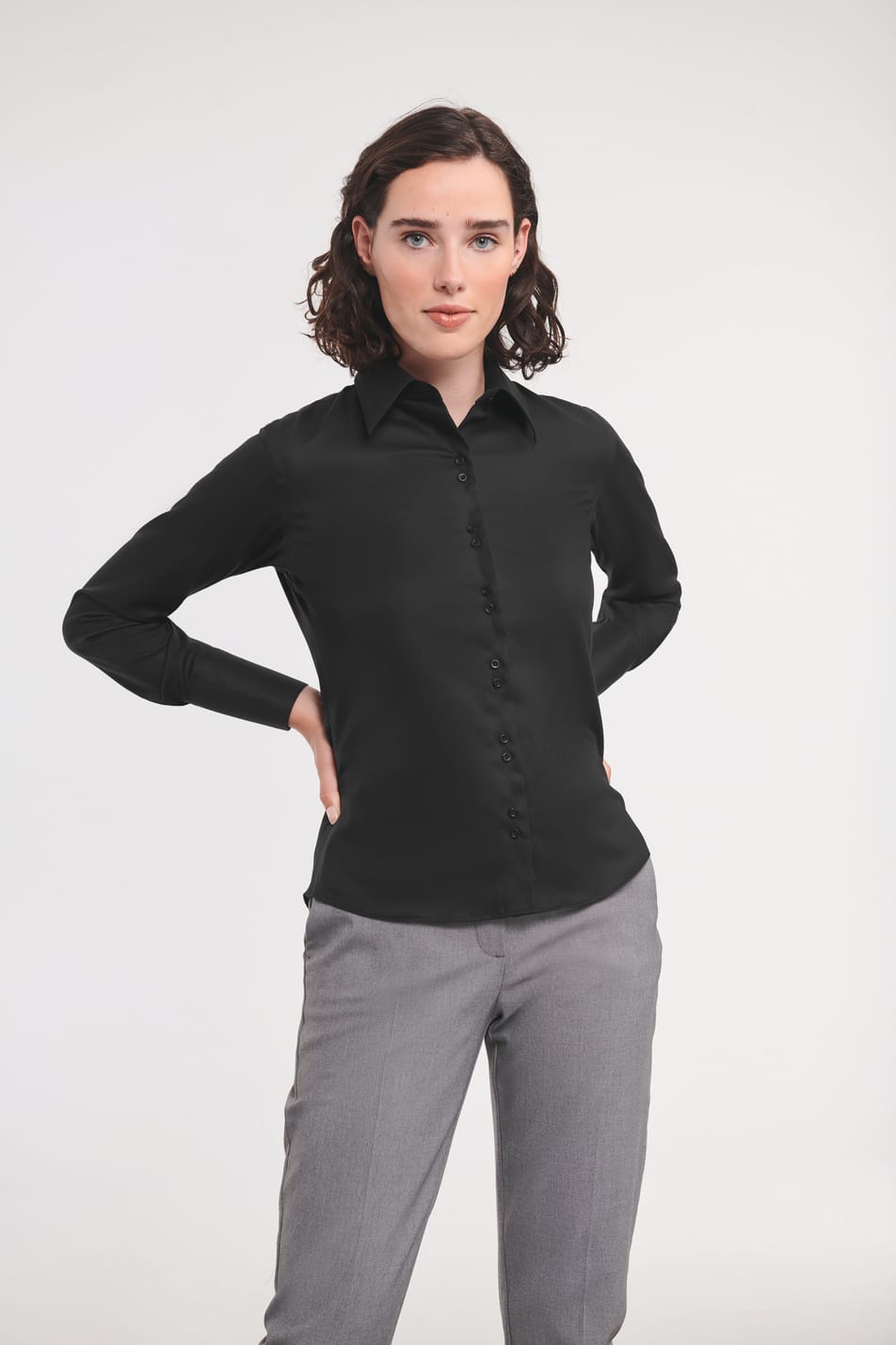 chemise noire manches longues coupe cintrée portée par une femme
