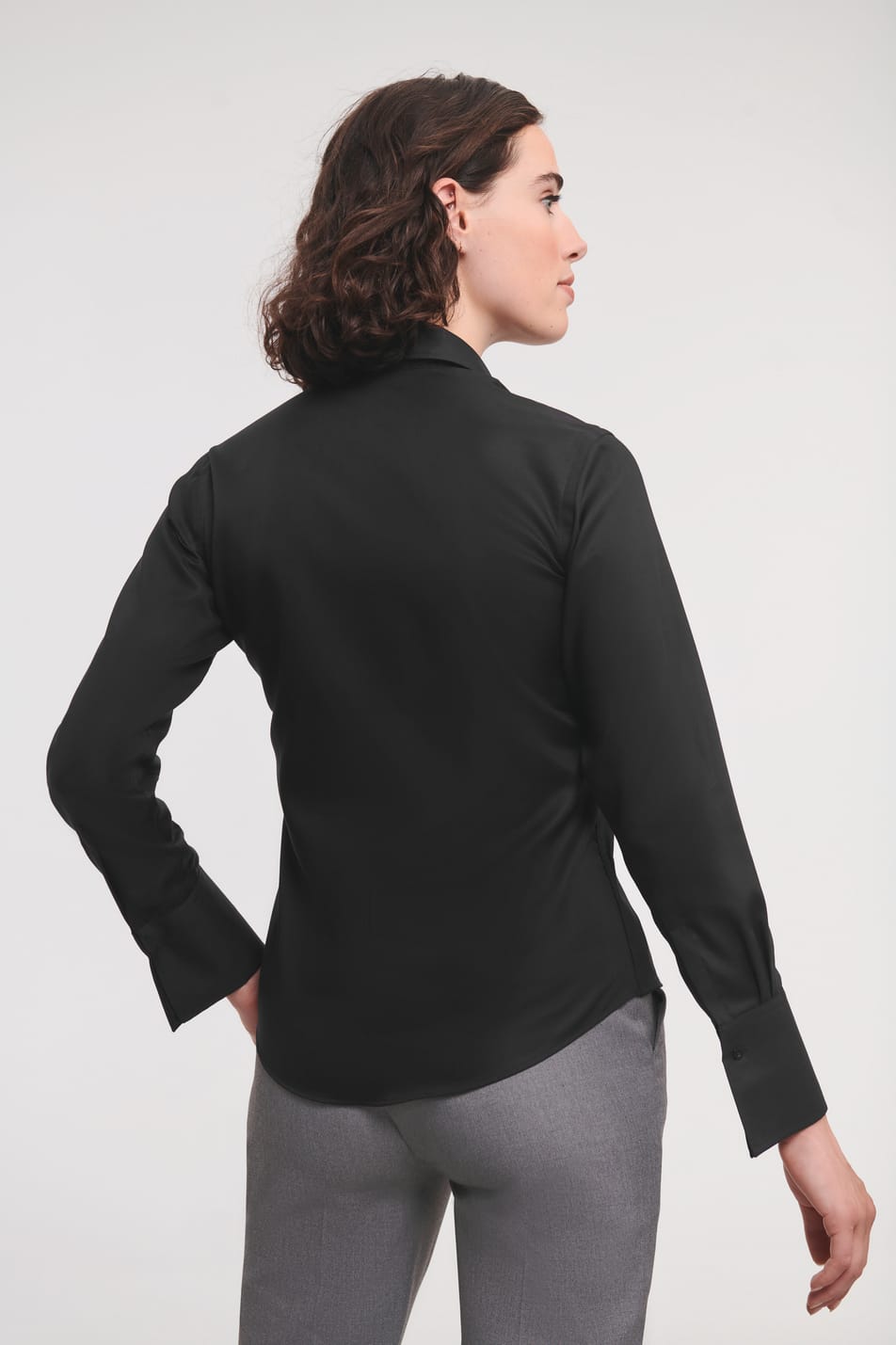 chemise noire manches longues portée par une femme vue de dos