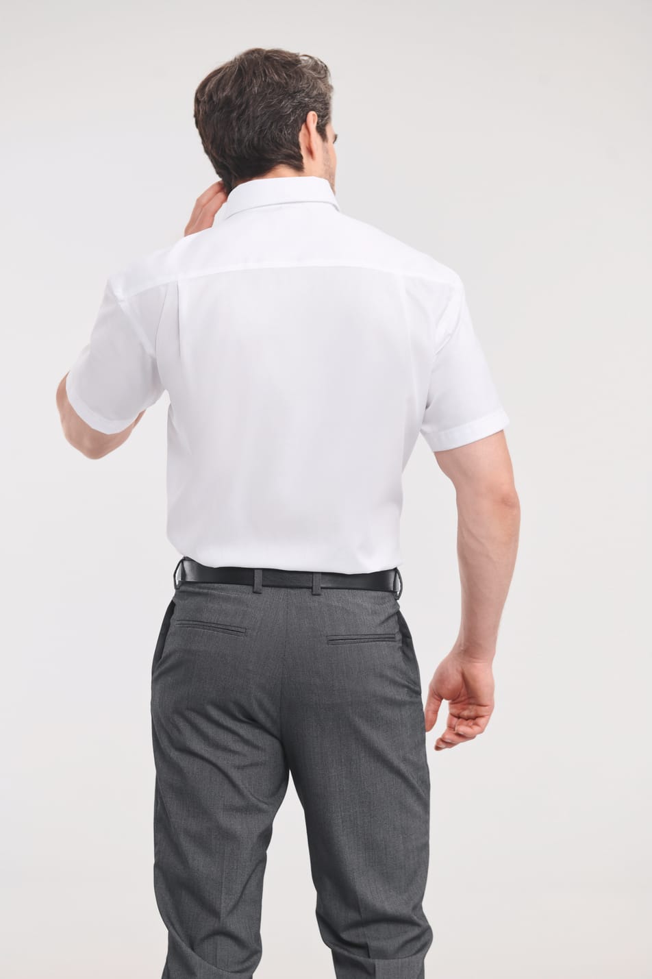chemise blanche manches courtes portée rentrée dans le pantalon par un homme vu de dos