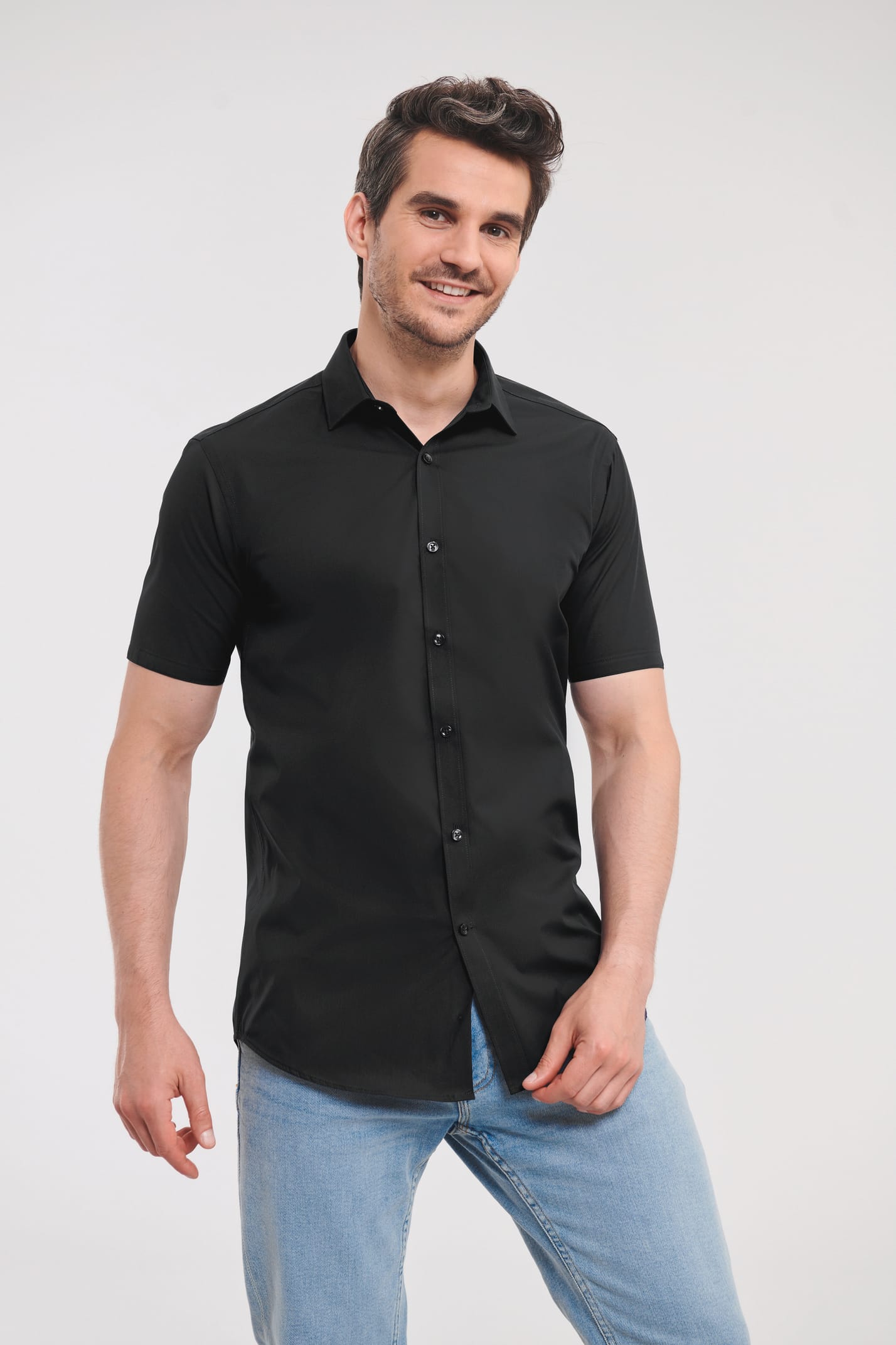chemise noire manches courtes coupe ajustée col semi-évasé et patte de boutonnage étroite portée par un homme