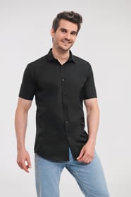 chemise noire manches courtes coupe ajustée col semi-évasé et patte de boutonnage étroite portée par un homme
