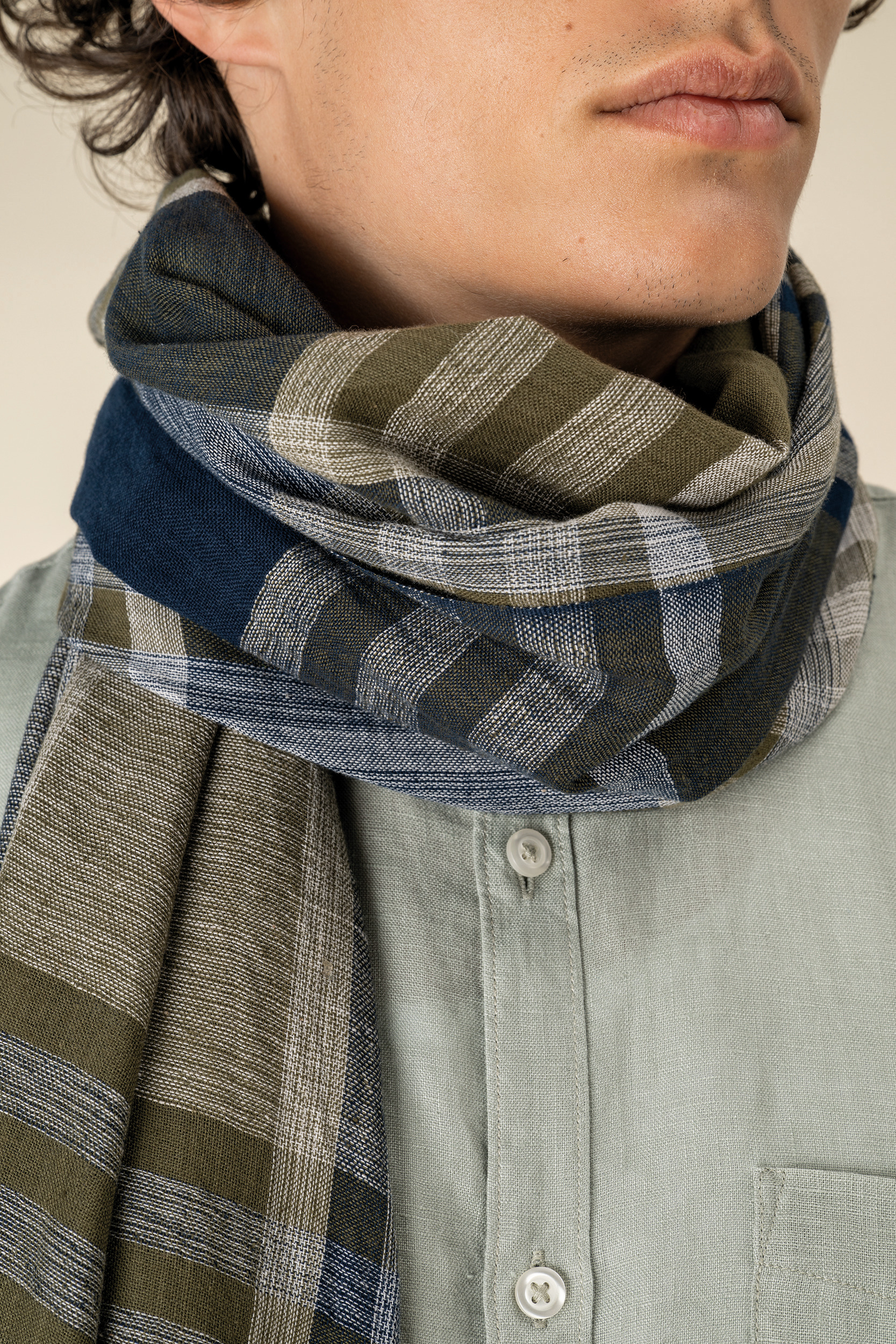 Uniseks tulbanddoek met ruit- en streepmotief.
