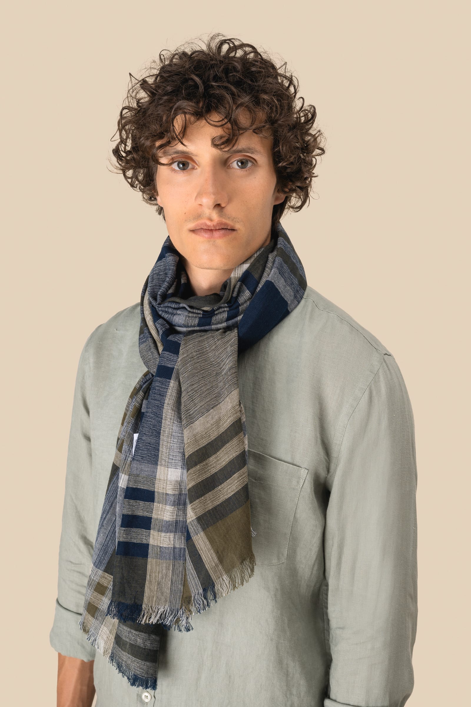 Uniseks tulbanddoek met ruit- en streepmotief.