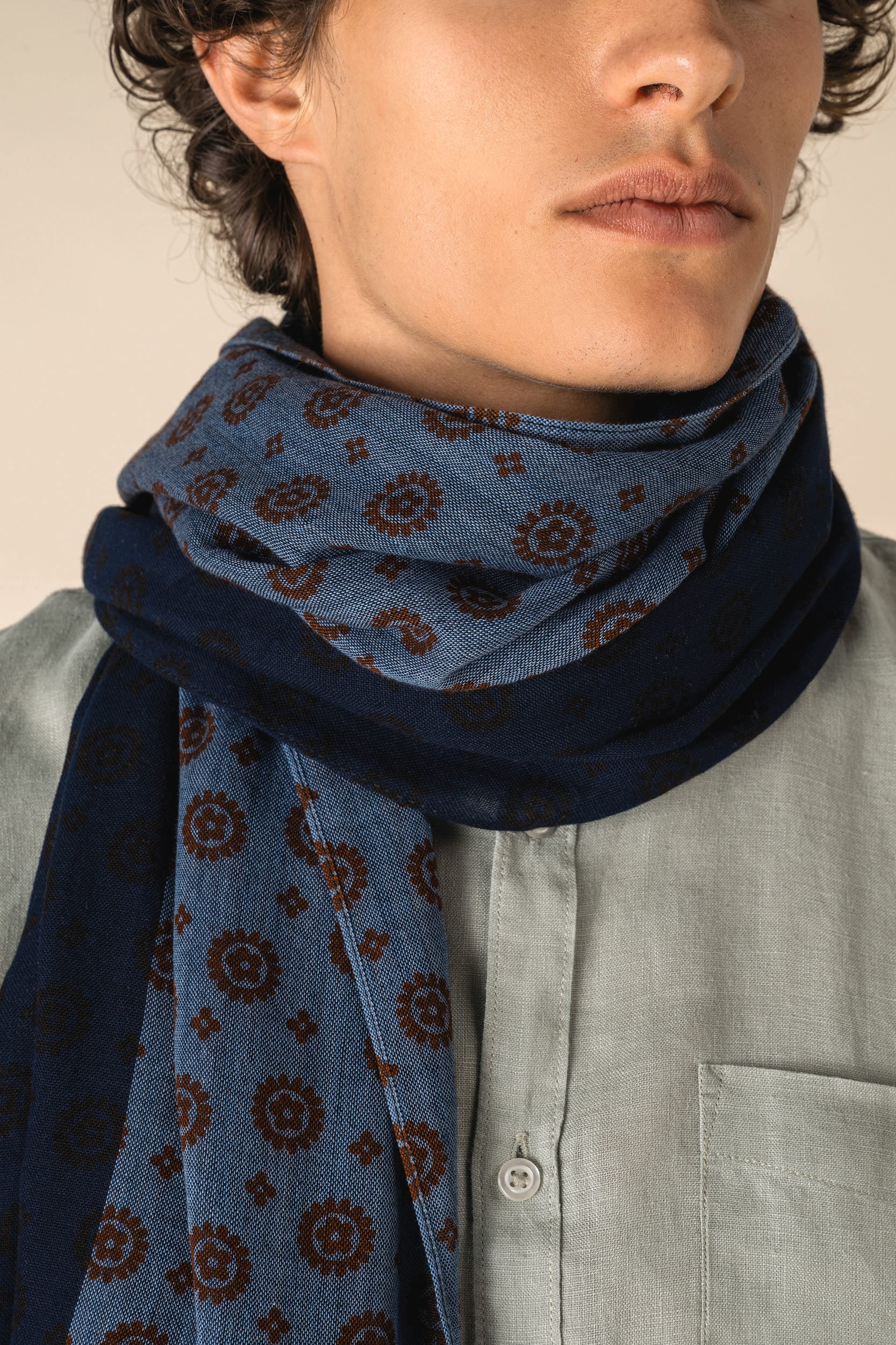 Echarpe com padrão floral unissexo