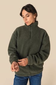 Sweat 1/4 zip en sherpa kaki portée par une femme