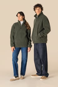 Sweat 1/4 zip en sherpa kaki portées par un homme et une femme