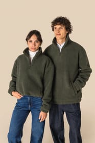 Sweat 1/4 zip en sherpa kaki portées par un homme et une femme