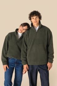 Sweat 1/4 zip en sherpa kaki portées par un homme et une femme