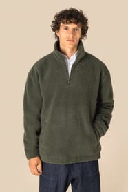 Sweat 1/4 zip en sherpa kaki porté par un homme 