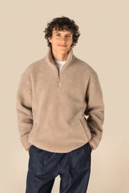 Sweat 1/4 zip en sherpa beige porté par un homme