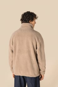 Sweat 1/4 zip en sherpa beige porté par un homme de dos