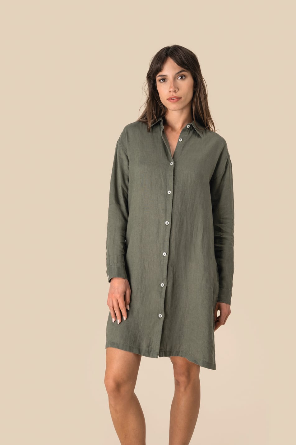 Robe chemise en lin kaki portée par une femme