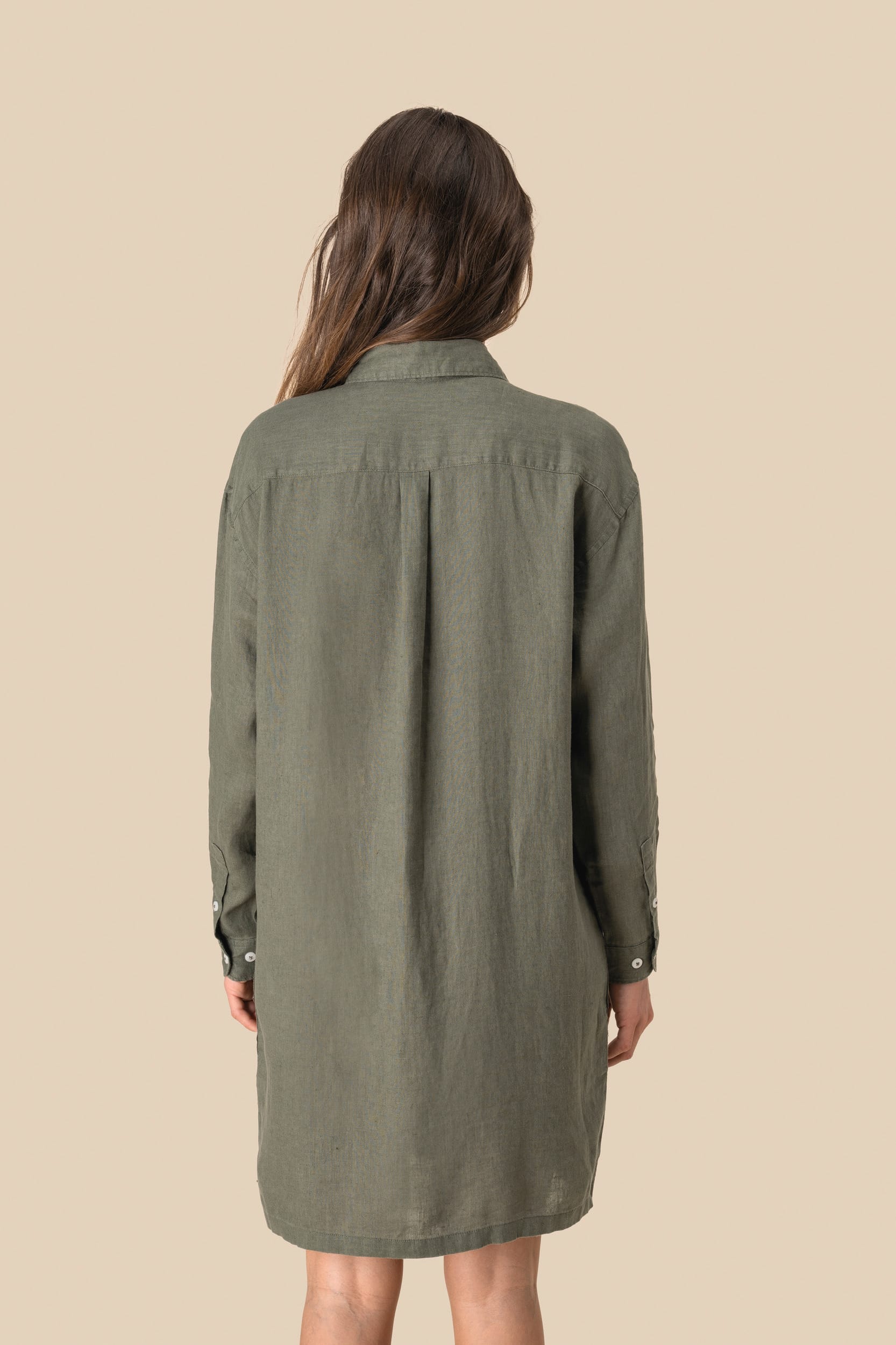 Vestido camiseiro em linho de senhora