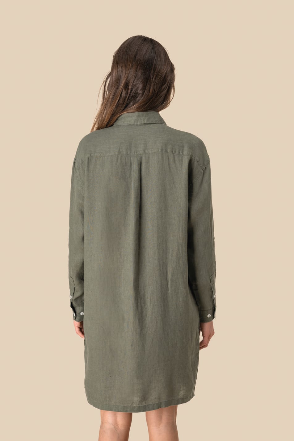 Robe chemise en lin kaki portée par une femme de dos