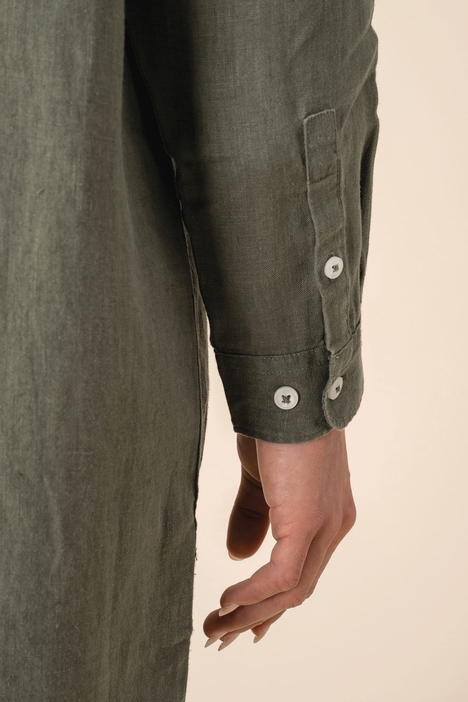 Détail manche d'une robe chemise en lin kaki portée par une femme