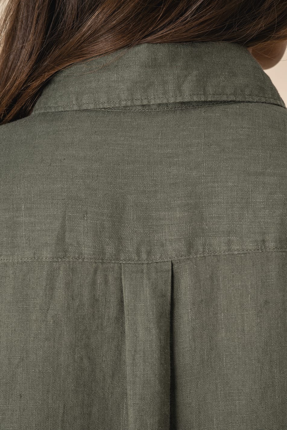 Détail dos d'une robe chemise en lin kaki portée par une femme