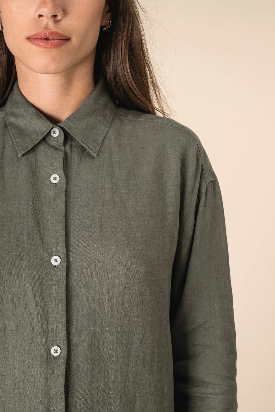 Détail épaule d'une robe chemise en lin kaki portée par une femme